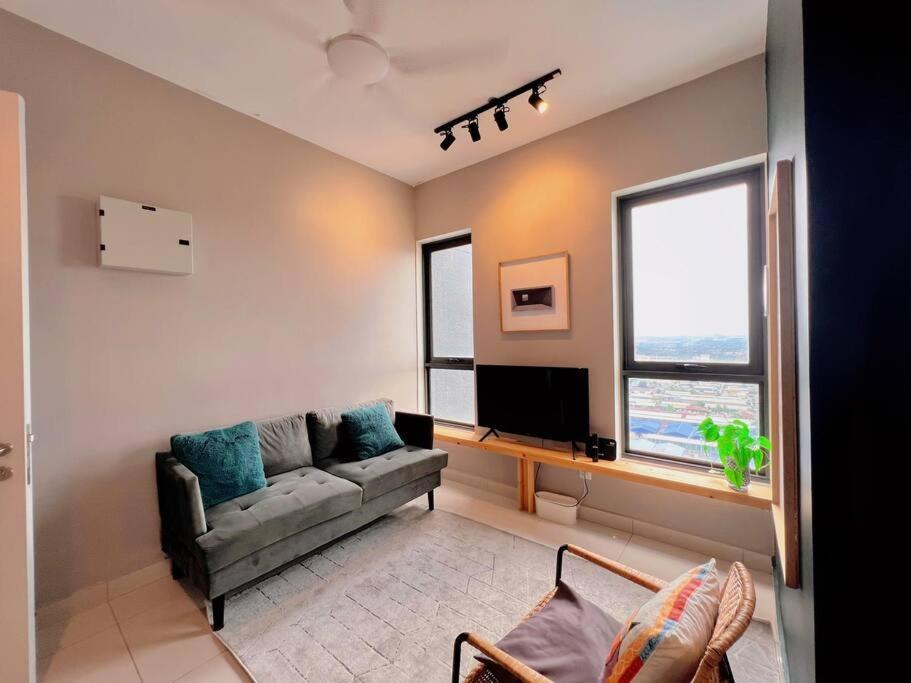 Studio Staycation D'Sara @ Linked Mrt, Near Thomson Hospital & Sungai Buloh Hospital Exterior photo